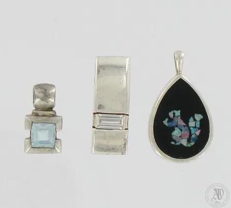 Kolme kiviriipusta, korkeudet 13mm, 22mm ja 20mm, 925br,  Paino: 5,2 g