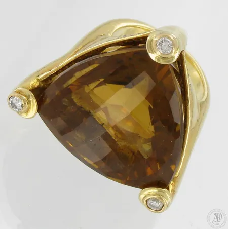 Kivisormus timanteilla 3xn.0.06ct 118xn.0.005ct (kaksi pientä timanttia puuttuu ja osa viallisia), 750br,  Paino: 49 g