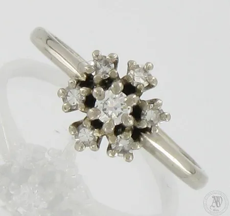 Timanttisormus 1xn.0.10ct (briljantti) 6xn.0.02ct (8/8-hiontaisia), koko 18, tekijäleima AT, Tillander AB Oy, 750valkokulta,  Paino: 3,5 g