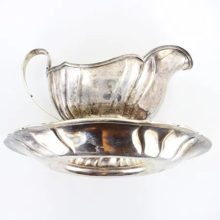 Hopeinen kastikekannu, pituus 177mm, korkeus 115mm, 800h,  Paino: 293,1 g