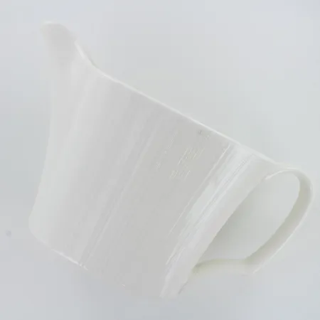 Kastike kaadin (0,5L) ja aluslautanen, Arabia Lumi, kaatimen korkeus 12cm, lautasen leveys 18cm, design Heikki Orvola,