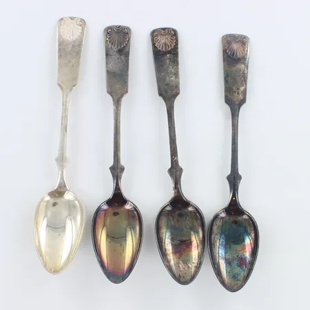 Viisi kahvilusikkaa, osa kaiverrettu, käytön jälkiä, pituus 116-121mm, 813h,  Paino: 58,8 g