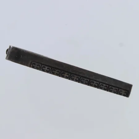 Kuvioitu kravatinpidin, leveys 44mm, 830hbr,  Paino: 4,9 g