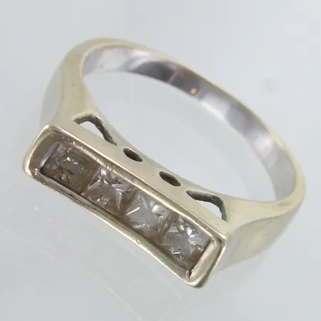 Timanttisormus 4xn.0.19ct princess, käytön jälkiä, koko 17½, 750valkokulta, Paino: 4,7 g