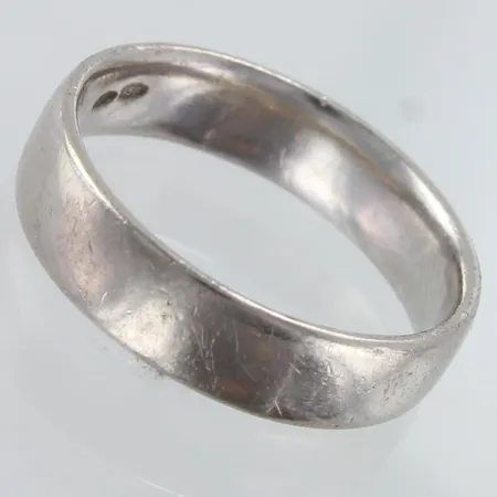 Sileä sormus, käytön jälkiä, koko 18, 750 valkokulta,  Paino: 6 g