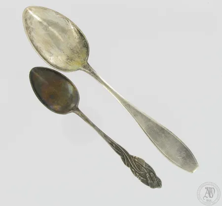 Pöytähopeaa, kaiverrettuja, 813,  Paino: 37 g