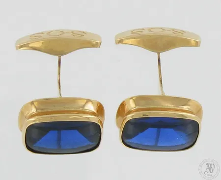 Kivikalvosinnapit, kaiverrettu ja käytön jälkiä, mitat 14x17mm, 585br,  Paino: 9,1 g