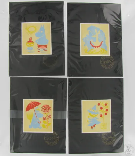 Neljä silkkipainatusta Muumit, ensipainos vuodelta 1956, Kromipaino / Stockmann, Muumipeikko ja Pikku Myy, Nuuskamuikkunen, Niiskuneiti ja Nipsu, painatukset numeroitu 216, mitat 15x10,5cm.