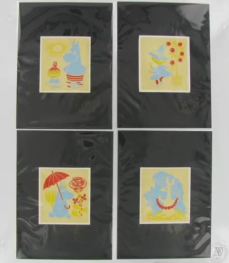 Neljä silkkipainatusta Muumit, ensipainos vuodelta 1956, Kromipaino / Stockmann, Muumipeikko ja Pikku Myy, Nuuskamuikkunen, Niiskuneiti ja Nipsu, painatukset numeroitu 216, mitat 15x10,5cm.