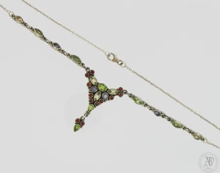 Kivikaulakoru, kivissä kulumaa (yksi kivi rikki) pituus 48,5cm, keskikoristeen korkeus 40mm, 925br,  Paino: 17,2 g