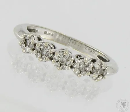 Timanttisormus 30xn.0.005ct 5xn.0.01ct, koko 17½, 750 valkokulta,  Paino: 3,7 g