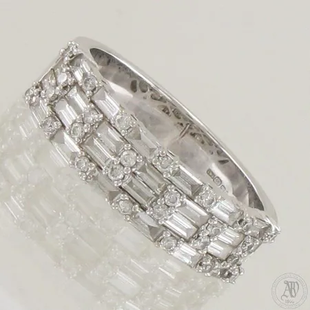 Timanttisormus 26xn.0.005ct 26xn.0.02ct (Baguette), koko 17¼, 750 valkokulta,  Paino: 5,1 g