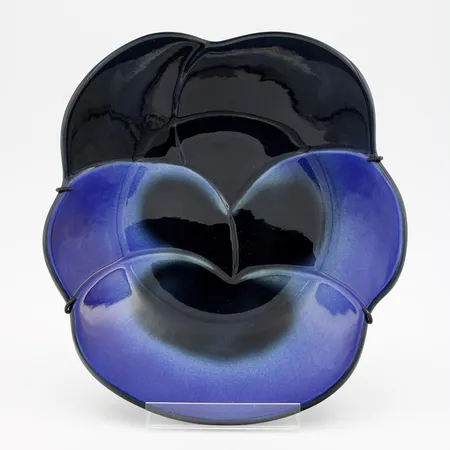 Seinälautanen, Arabia, Viola, design Birger Kaipiainen Invenit, korkeus 14,5cm, leveys 14cm, vuosi 1967, seinäkiinnitysteline mukana
