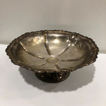 Kopeinen tarjoiluastia, käytön jälkiä, kaiverrettu, Ø126mm, korkeus 80mm, 813h,  Paino: 280 g
