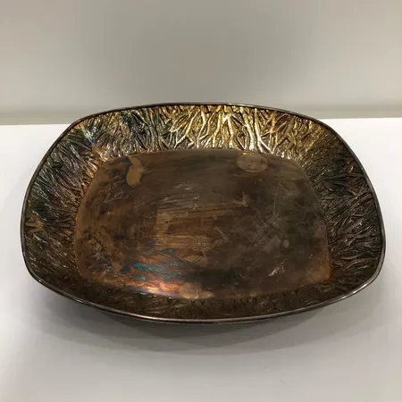 Hopeinen tarjoiluastia, käytön jälkiä, mitat 258x225mm, 830,  Paino: 436,2 g