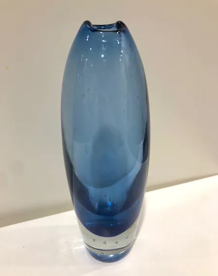 Maljakko Nimipäivä, Aimo Okkolin, korkeus 23cm, signeeraus Riihimäenlasi Oy Aimo Okkolin, pohjassa kulumia