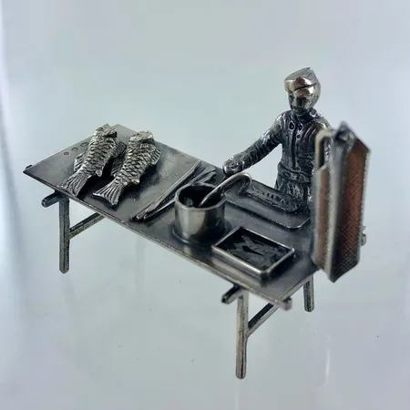 Miniatyyri, H.Hooykaas Schoonhoven, "miniatyre fish stall", Alankomaat 1983, mitat 60x30x40mm, 835 hopea, Paino: 39,1 g