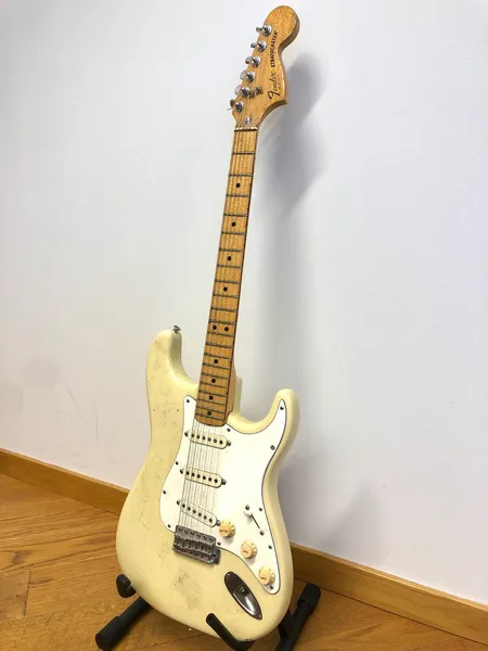 Sähkökitara Fender Stratocaster sarjanumero S923432, Made in USA, 1970-80-luku, viritystapit ja mikit eivät alkuperäisiä, uudelleen maalattu, selviä käytön jälkiä ja kulumaa, sekä kosteutta kitarassa, pehmeä laukku. Nouto ainoastaan myymälästä. Tekstiä muutettu 28.4.2023.