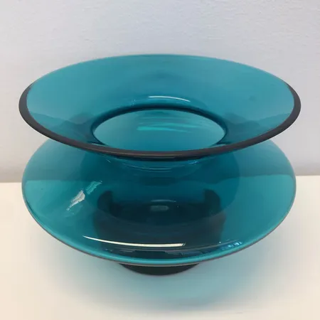 Lasimaljakko Riihimäen lasi Hyrrä, design Helena Tynell, sininen