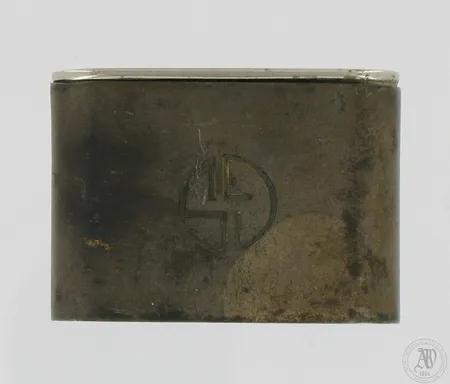 Viallinen rasia, kaiverrus, 813,  Paino: 25,3 g