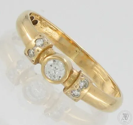 Timanttisormus 1xn.0.12ct 4xn.0.01ct (8/8-hiontaisia, yhdessä kivessä lohkeama), koko 17¾, 585,  Paino: 2,3 g