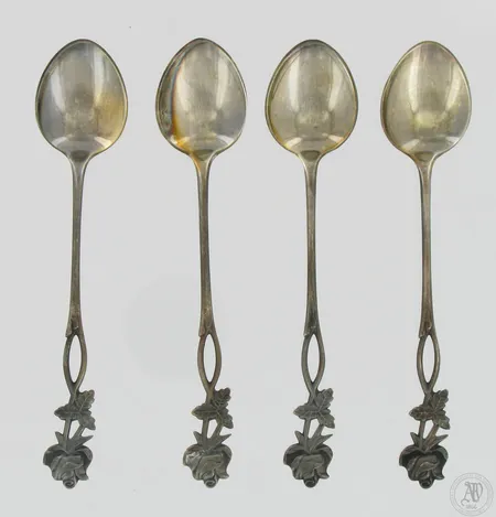 Neljä kahvilusikkaa, Ruusu, kaiverrettuja, pituus 123mm, 813-830,  Paino: 37,3 g