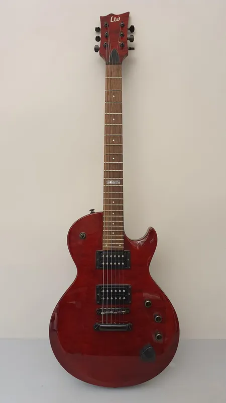 Sähkökitara ESP LTD EC-100QM, made in Indonesia, sarjanumero IR0501888, pehmeä laukku, pieniä naarmuja rungossa. Nouto ainoastaan myymälästä.