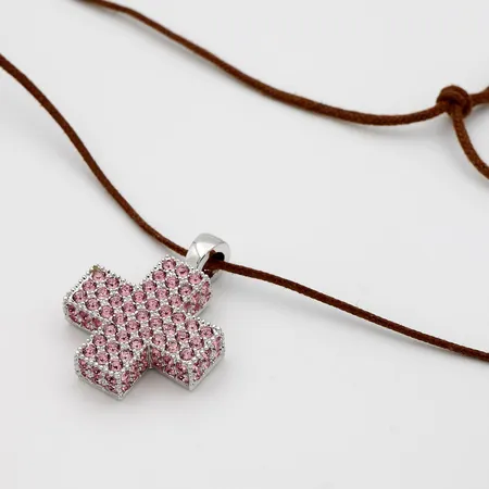 Kristalliriipus, Swarovski, korkeus 31mm, nahkanyörillä.