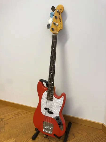 Sähköbasso Fender Mustang Bass, sr. T015215, Crafted in Japan, sähköt tarvitsee korjausta (särisee), kova kantolaukku.