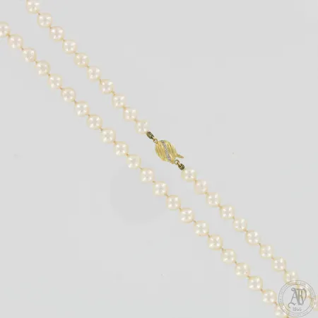 Helmikaulakoru kulta- ja timanttilukolla 3xn.0.005ct, pituus 50cm, helmen Ø 7mm, helmissä selvää kulumaa, 750br,  Paino: 32 g