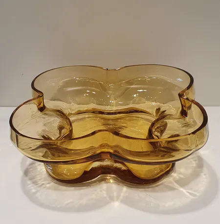 Kulho Onnenlehti, Riihimäen lasi, Helena Tynell, valmistettu: 1971-1976-luku, Korkeus 11cm, Ø 34cm, pohjassa naarmuja, nouto ainoastaan konttorilta