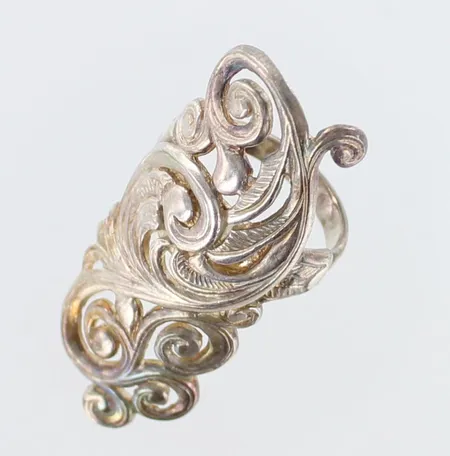 Kuvioitu sormus, koko 16, sormuksen leveys 41mm, 925,  Paino: 6,6 g