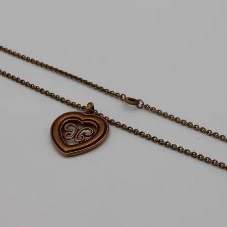 Kaulakoru, Utajärven sydän, Kalevala Koru, ketjun pituus 70cm, riipuksen korkeus 36mm, pronssia