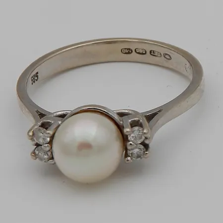 Timanttisormus helmellä 4xn.0.03ct, koko 17½, 585 valkokultaa,  Paino: 3,3 g