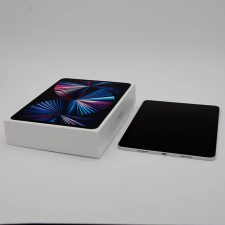 Tabletti, iPad Pro 11" 2021 128 GB WiFi ja Apple Pencil (2. sukupolvi), näytössä pieni naarmu, laturi, laatikko ja kuitti