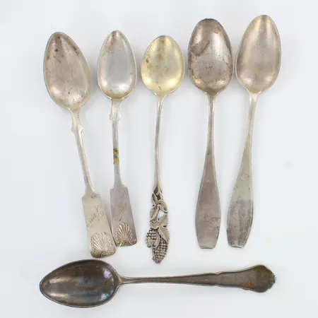 Kuusi kahvilusikkaa, kaiverrettu, käytön jälkiä, pituudet 115-124mm, 813h,  Paino: 77,2 g