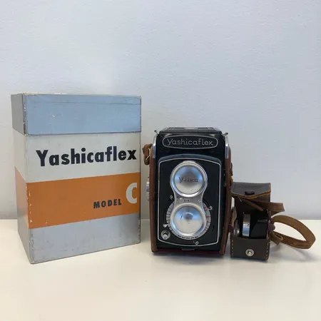 Filmikamera Yashica Yaschicaflex C, kantolaukku ja yksi linssi, toimivuutta ei testattu