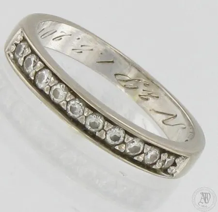 Timanttisormus 10xn.0.02ct, koko 16, leveys 2mm, 585 valkokulta,  Paino: 2,6 g
