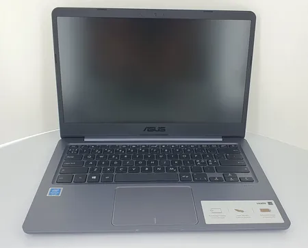 Kannettava tietokone Asus E406MA-EK065T 14'', laatikko ja laturi