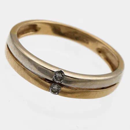Timanttisormus 2xn.0.02ct, käytön jälkiä, koko 16¾, 585 kelta- ja valokkulta,  Paino: 1,9 g
