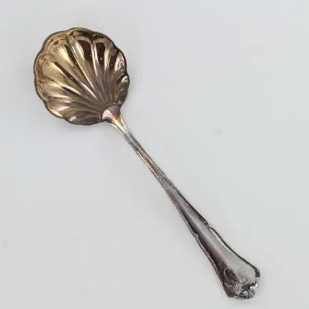 Sokerilusikka, Chippendale, kaiverrettu, käytön jälkiä, pituus 116mm, 830,  Paino: 17,1 g