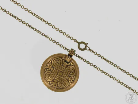 Kaulakoru, pituus 60cm, leveys 1mm, korkeus 35mm, Hannun vaakuna, Kalevala, pronssi.