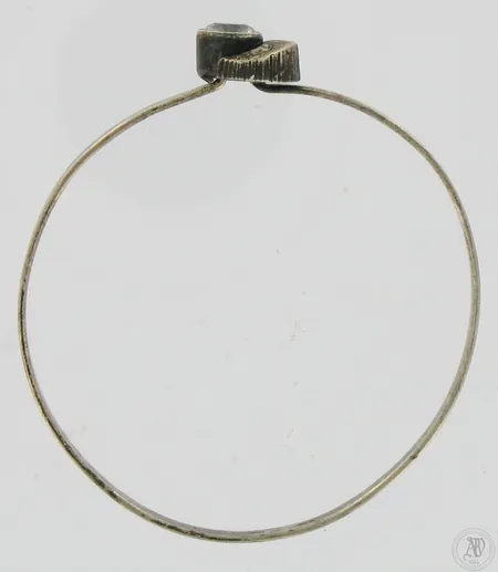 Kivirannekoru, käytöstä aiheutunutta käytön jälkeä, Ø 55mm, valmistettu 1977, Turku, Kultasepät Sten & Laine, Finnfeeling Oy, 925br,  Paino: 8,5 g