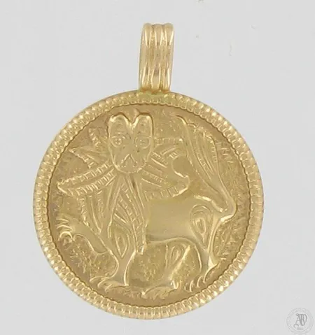 Aurinkoleijona-riipus, kaiverrettu, korkeus 27mm, leveys 20mm, 585,  Paino: 6 g