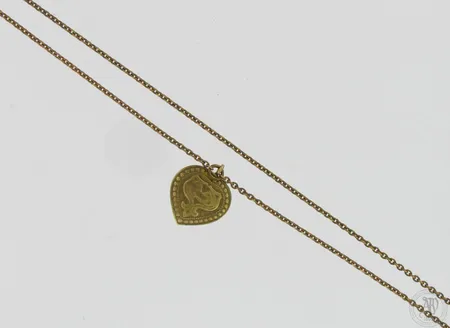 Kaulakoru, pituus 66cm, leveys 2mm, korkeus 40mm, Aarrekääty, Kalevala Koru, pronssia.