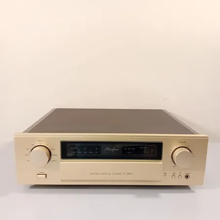 Etu- ja päätevahvistin Accuphase 2150 ja P4500 ja yksi virtajohto. 