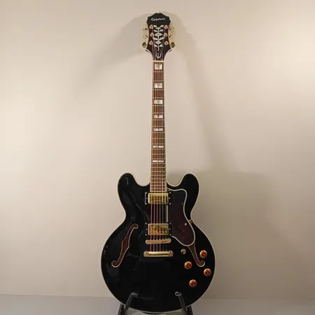 Sähkökitara Epiphone Sheraton II Pro EB, sarjanumero 16011502747 ja kantolaukku. 