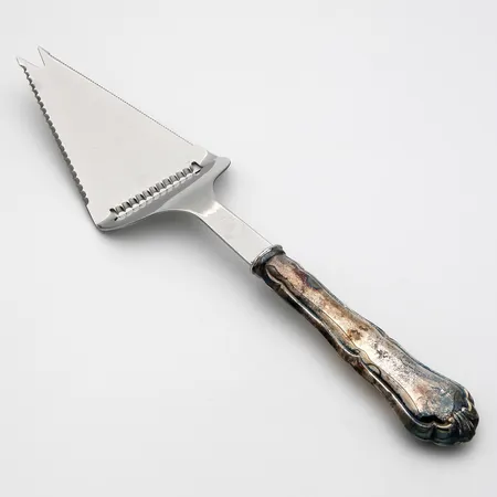 Juustohöylä, kaiverrettu, Chippendale, pituus 230mm, 830br, Paino: 78,6 g
