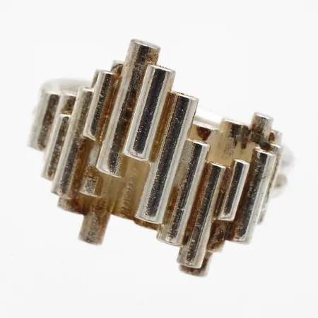 Sormus, Monument, design Mika Tarkkanen, koko 18½, 925,  Paino: 11,5 g