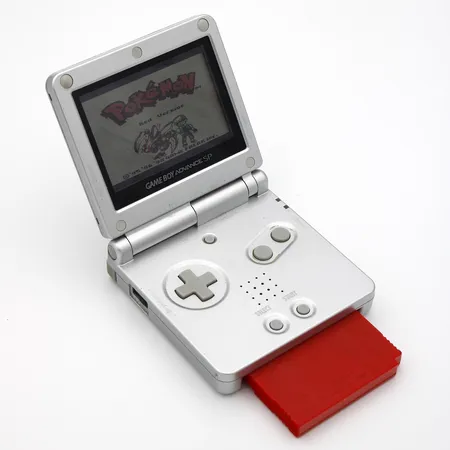 Käsikonsoli, Nintendo Game Boy Advance SP,  AGS-001, iän mukaista kulumaa, laturi ja peli Pokemon Red